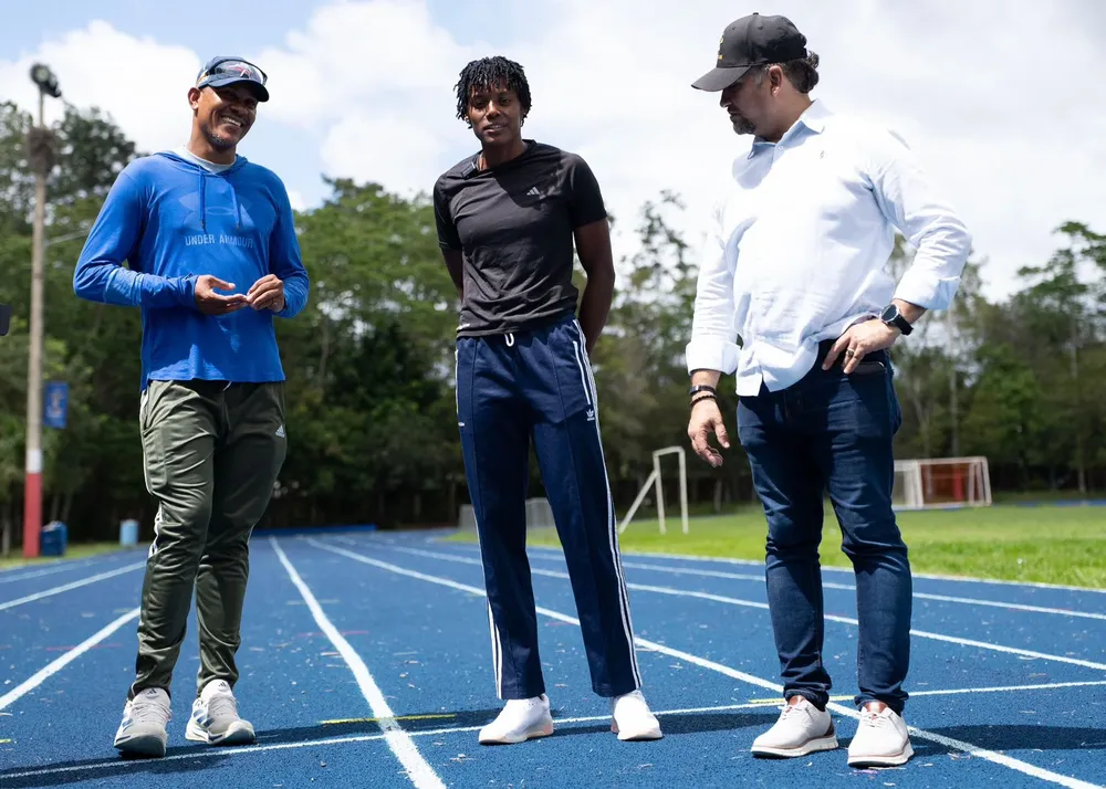 PIE DE FOTO INEFI MARILEIDY PISTA AZUL La campeona olímpica Marileidy Paulino cuando supervisaba la pista azul del Complejo Deportivo de San Francisco de Macorís.