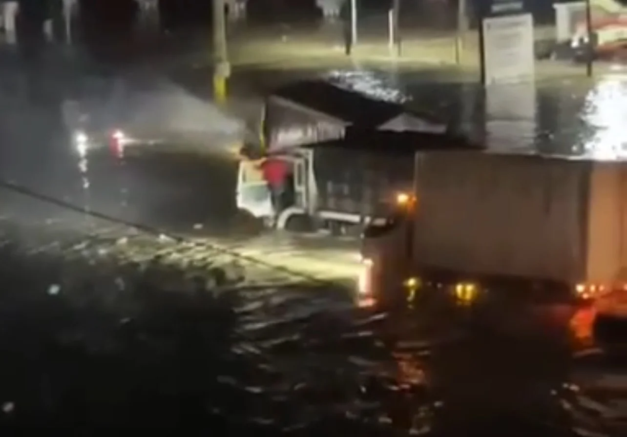 Camiones-varados-en-la-autopista-Duarte-este-miercoles-8-de-agosto-en-la-madrugada