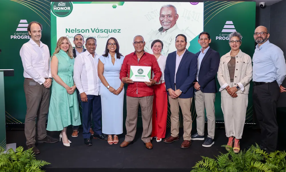 Colaborador reconocido con 45 años junto a equipo directivo CEMPRO