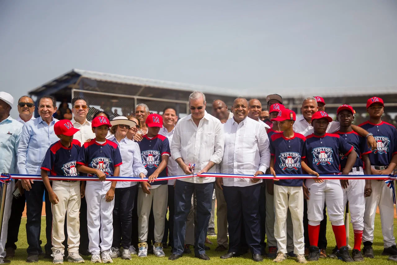 Luis Abinader inaugura el campo de béisbol Nelson Mateo en Pizarrete, Peravia, una obra de RD$50.5 millones que beneficiará a 5,000 personas., el expreso rd
